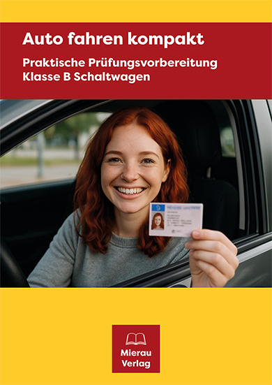 Auf dem Bild ist eine glückliche, junge Frau, die ihren neuen Führerschein in der Hand hält